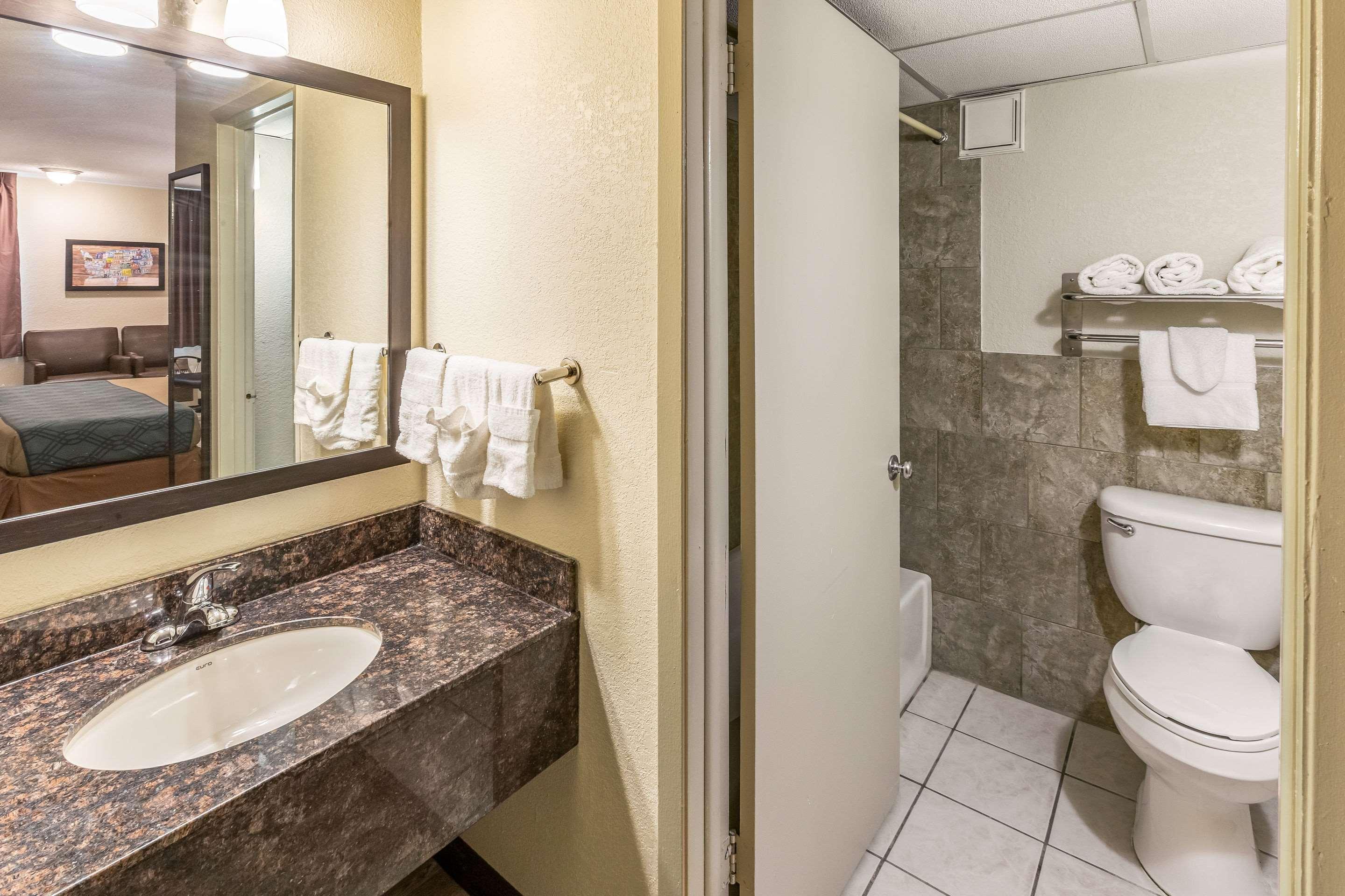 Econo Lodge Inn & Suites Newton Luaran gambar