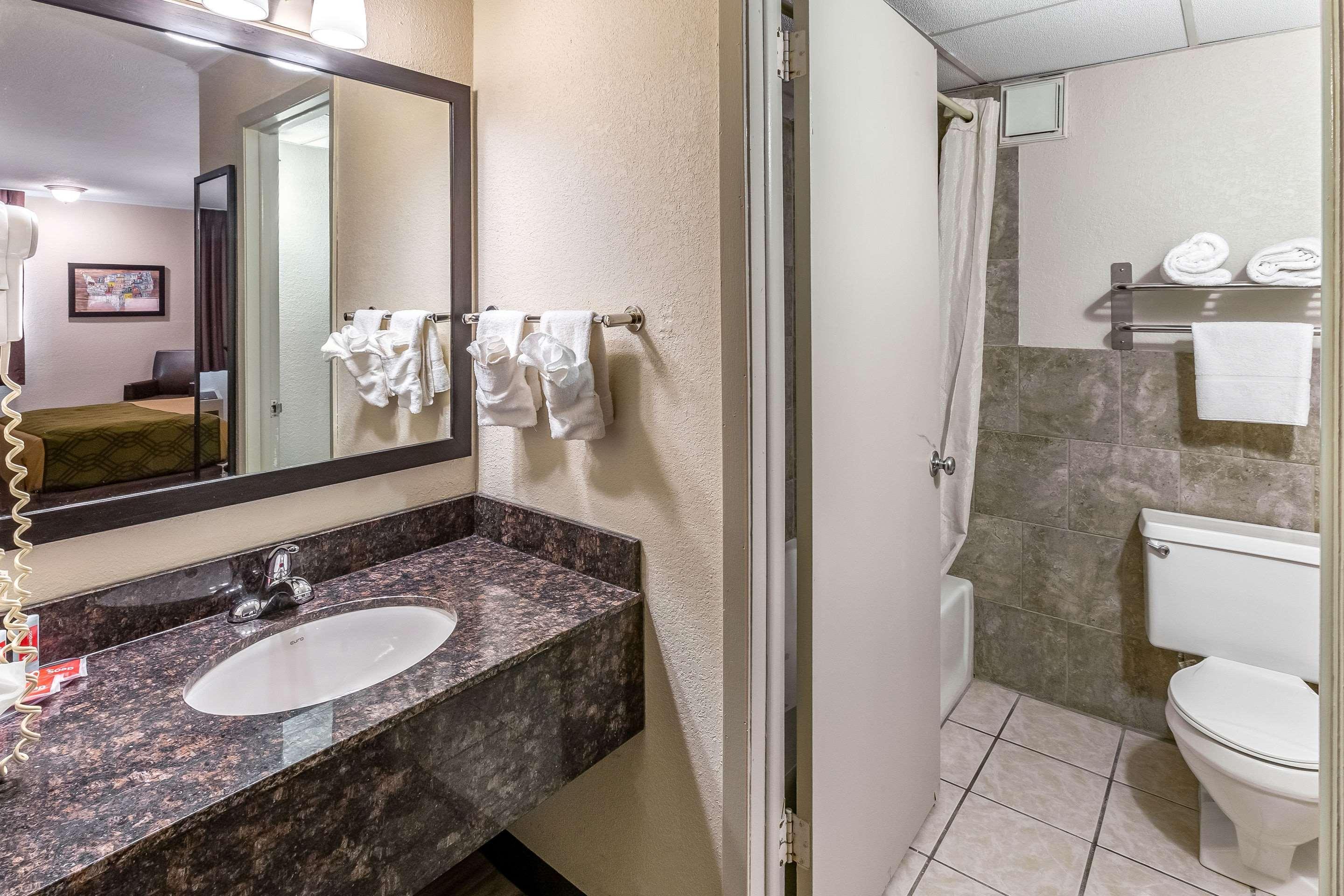 Econo Lodge Inn & Suites Newton Luaran gambar