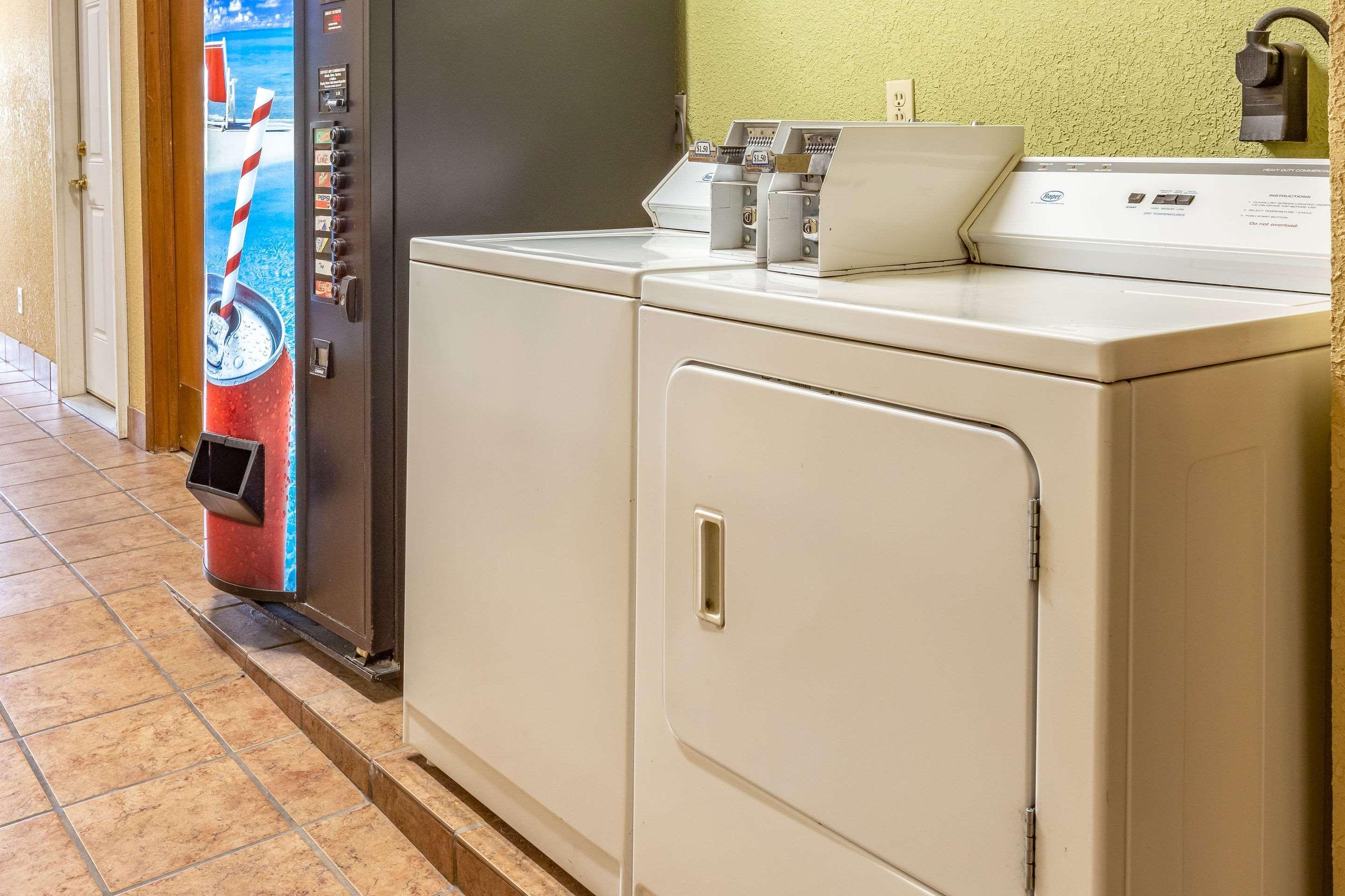 Econo Lodge Inn & Suites Newton Luaran gambar