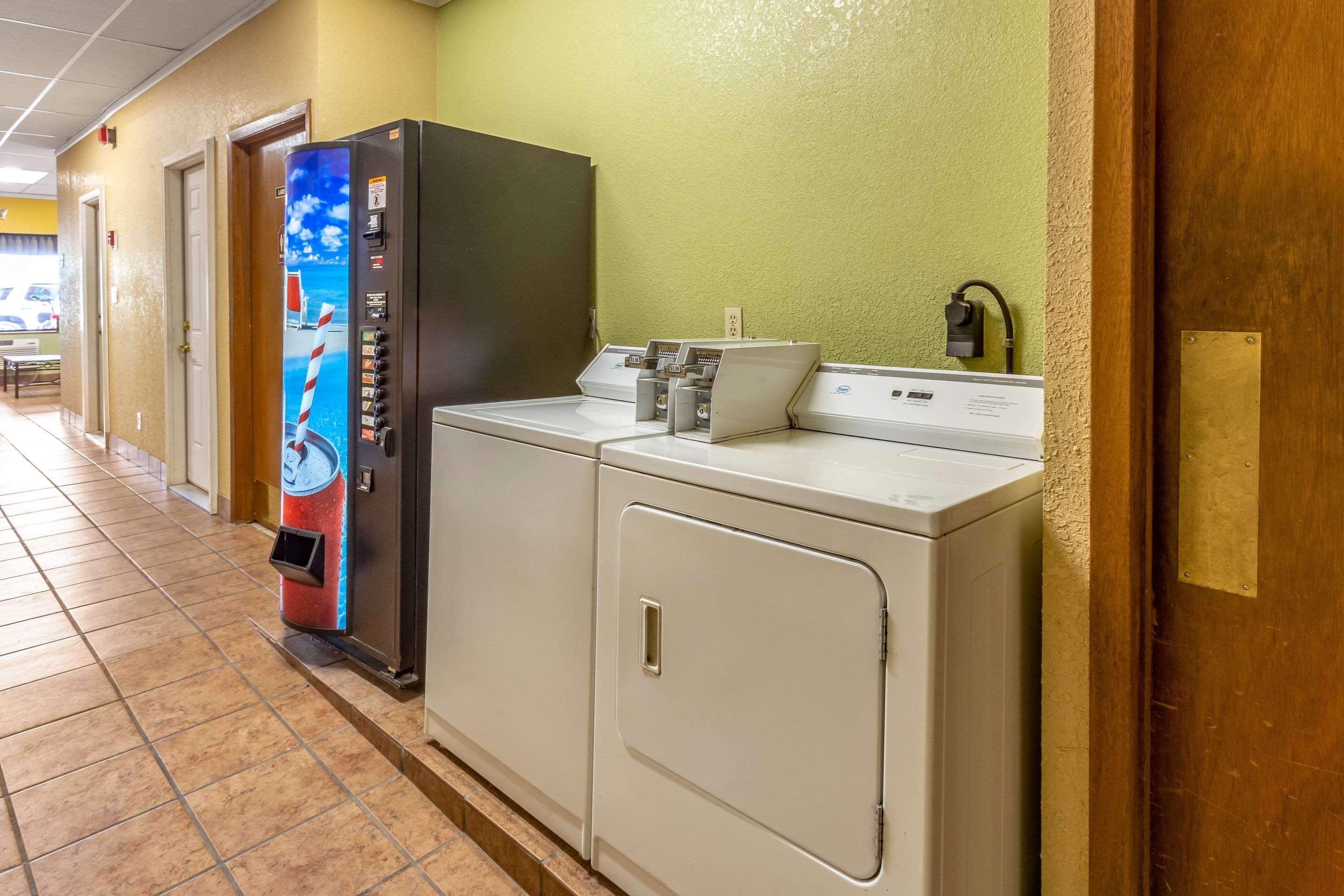 Econo Lodge Inn & Suites Newton Luaran gambar